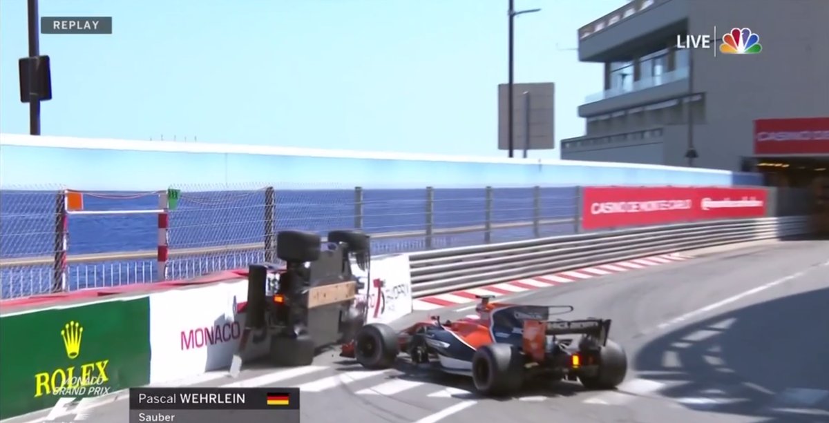 Kuriózna nehoda na veľkej cene Monaka. Jenson Button pred tunelom prevrátil na bok Pascala Wehrleina! (VIDEO)