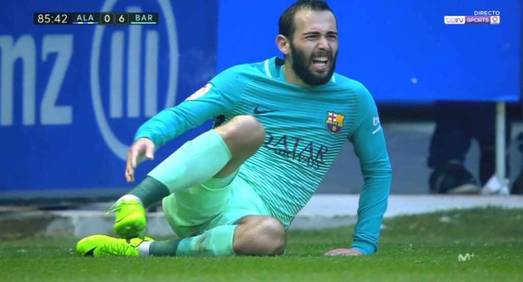 Hororové zlomenie členku futbalistu Barcelony v dnešnom zápase s Alavesom! (VIDEO)