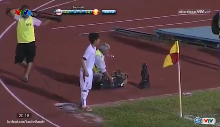Mladá futbalistka z Vietnamu strelila v jednom zápase dva góly rovno z rohu! (VIDEO)