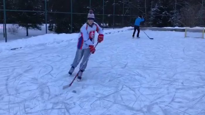 Petra Vlhová by sa nestratila ani ako hokejista. Tréning si spestrila v slovenskom drese a s hokejkou v ruke! (VIDEO)