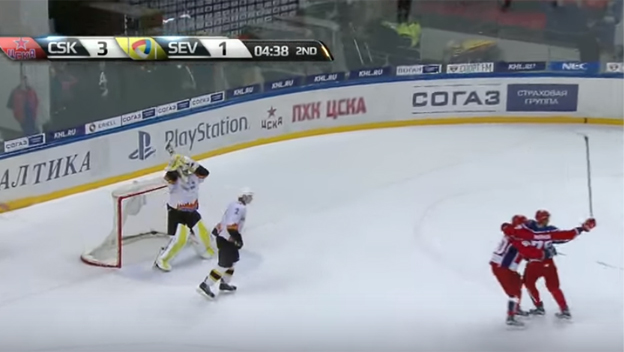 Na toto 18-ročný obranca Čerepovca nikdy nezabude! Pozrite si jeho neuveriteľný vlastenec v KHL! (VIDEO)