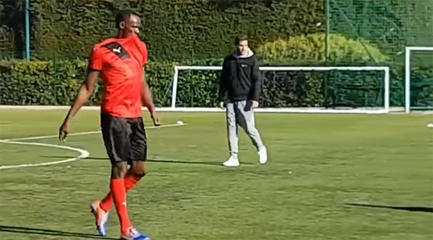 Usain Bolt bude musieť na futbale ešte trochu zapracovať. Na tréningu vo Francúzsku mu to moc nešlo! (VIDEO)