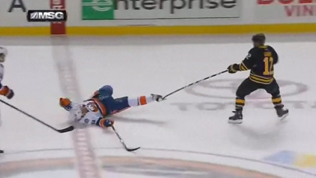 Brian Gionta trochu povozil po ľade hráča Islanders