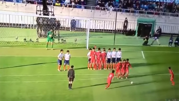 Futbalisti v Japonsku vymysleli ďalší geniálny signál pri priamom kope! (VIDEO)