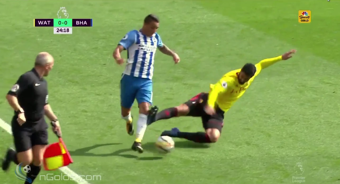Šialený obranca Watfordu takmer zlomil nohu súperovi z Brightonu. Rozhodca mu okamžite udelil červenú kartu! (VIDEO)
