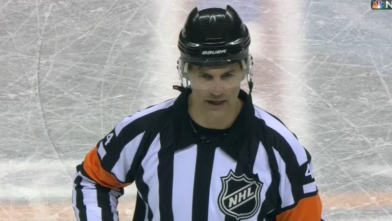 Rozhodca v NHL pobavil divákov vtipným ohlásením vylúčenia za bitku! (VIDEO)