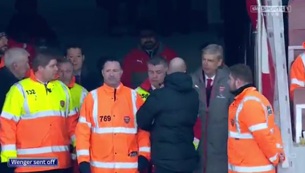 Arsene Wenger bol vykázaný z lavičky v závere zápasu s Burnley. V tuneli potom strčil do 4. rozhodcu! (VIDEO)
