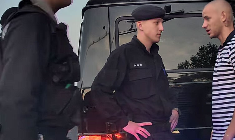 Kompletné nezostrihané video zo zásahu polície v kauze šoférovania Vlada Weissa! (VIDEO)