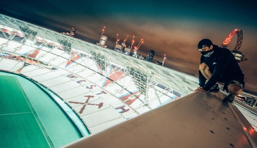 Mladíkom sa podaril husársky kúsok. V noci sa vkradli na nový štadión West Hamu a vyliezli na strechu! (VIDEO)