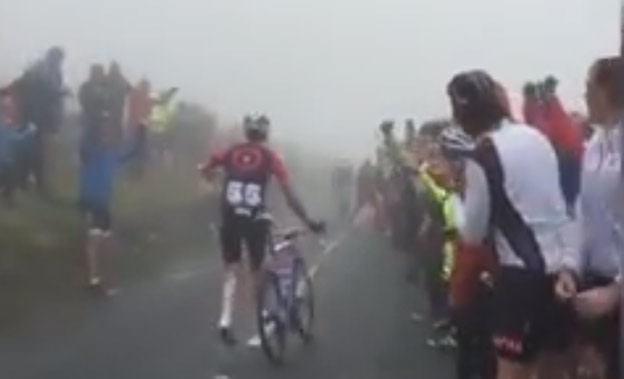 Bývalý víťaz Tour de France pobavil paródiou Frooma, ktorý bežal do cieľa bez bicykla (VIDEO)