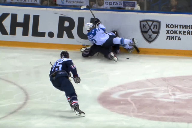Desivé zranenie Wojteka Wolskiho v KHL. Hlavou narazil o mantinel! (VIDEO)