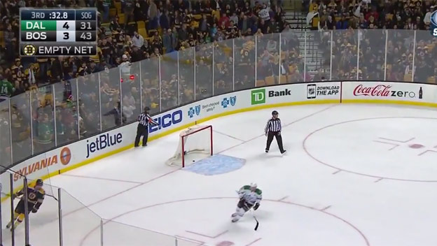 Záhada v NHL: Pozerajte, ako sa zatočil puk do prázdnej bránky!