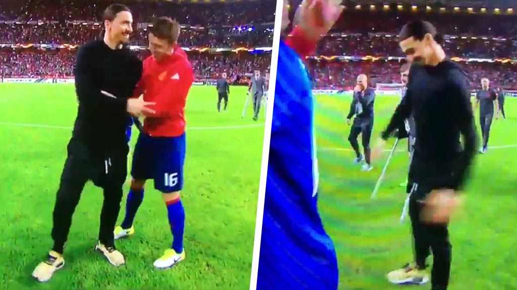 Srdciar Zlatan Ibrahimovič: Vykašlal sa na barle a titul v Európskej Lige oslavoval s hráčmi na trávniku! (VIDEO)