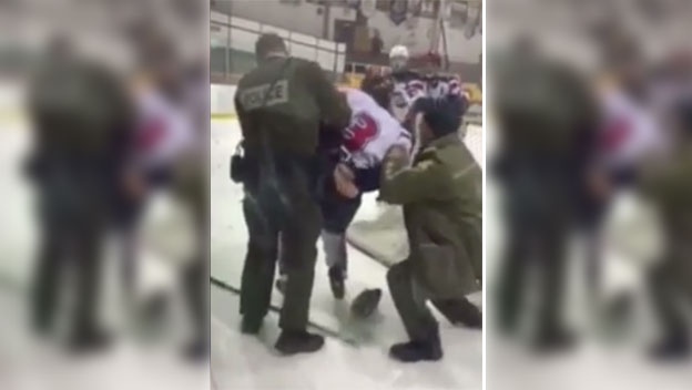 Za morom je možné všetko: Hokejistu zatkla polícia priamo na ľade! (VIDEO)