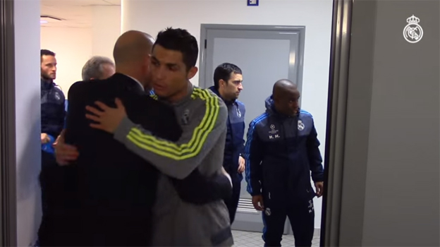 Rozdiel medzi Zidanom a Benitézom: Pred výhrou nad AS Rím objal Zidane každého jedného hráča! (VIDEO)