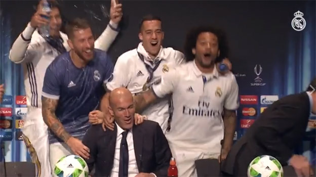 Hráči Realu Madrid prerušili tlačovku Zidana po triumfe v superpohári! (VIDEO)