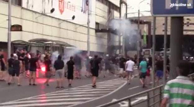 Ultras Žiliny napadol fanúšikov zo Slovinska pred zápasom s Trenčínom! (VIDEO)