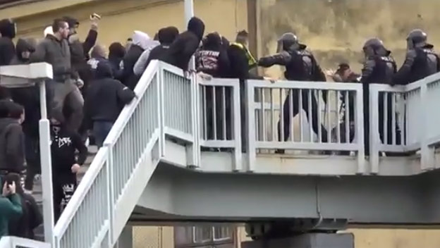 Konflikt medzi fanúšikmi Žiliny a políciou pred zápasom v Trnave! (VIDEO)