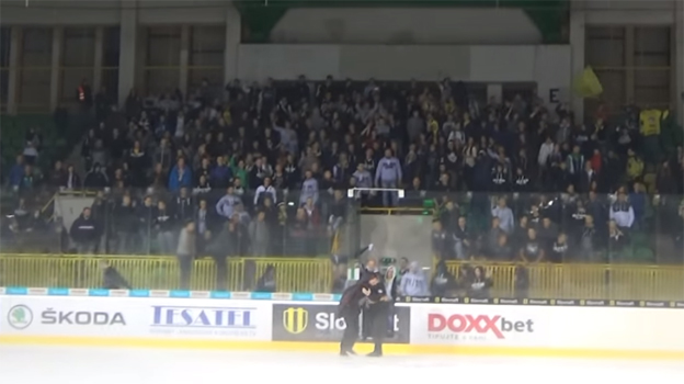 Konflikt medzi ochrankou a hokejovými fanúšikmi na zimáku v Žiline (VIDEO)