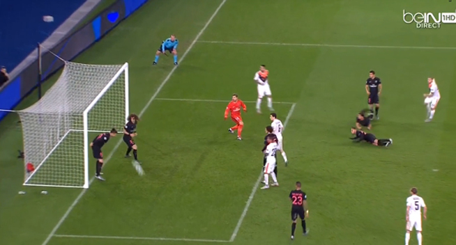 Ibrahimovič sa zahral na brankára, keď na bránkovej čiare vyhlavičkoval tvrdú strelu (VIDEO)