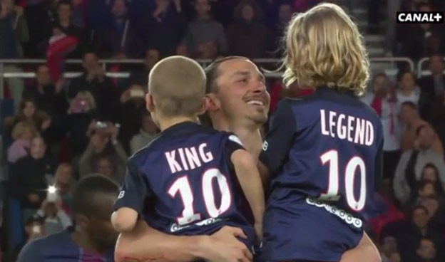 Lúčenie so Zlatanom ako sa patrí: Ihrisko opustil bez striedania spolu so synmi, ktorí mali na drese King a Legend! (VIDEO)
