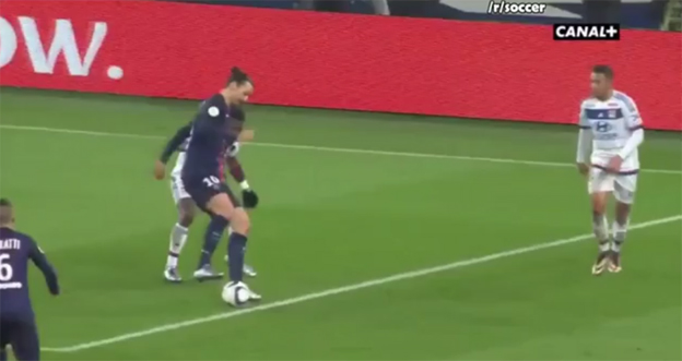 Ibrahimovič a jeho skvelý trik, po ktorom vybojoval penaltu proti Lyonu (VIDEO)