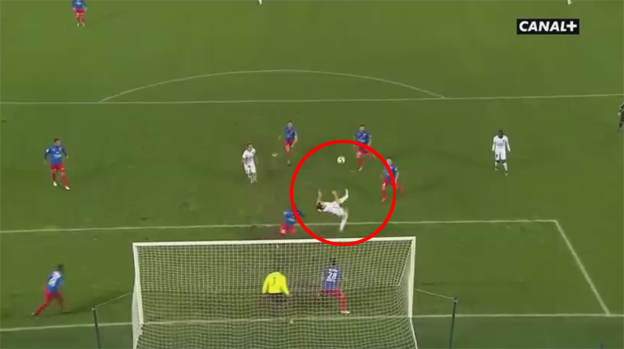 Neskutočná šanca Ibrahimoviča v zápase s Caen, ktorá nakoniec neskončila gólom (VIDEO)