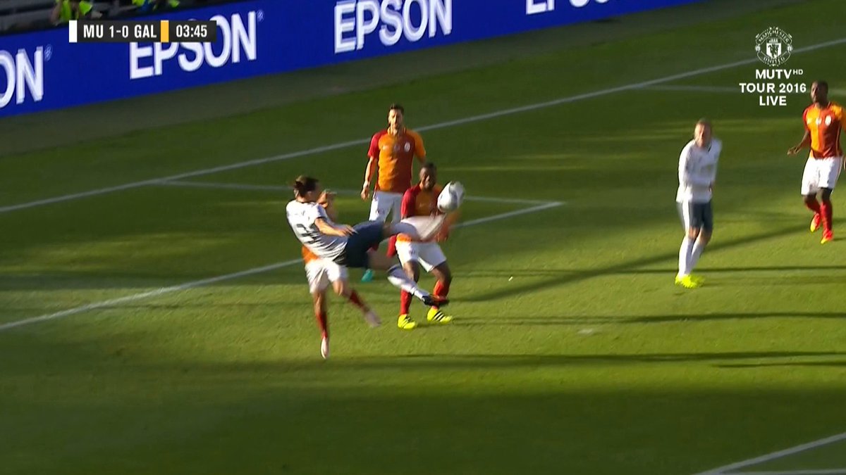 Jednoducho Zlatan:V 4. minúte prvého zápasu za United strelil akrobatický gól! (VIDEO)