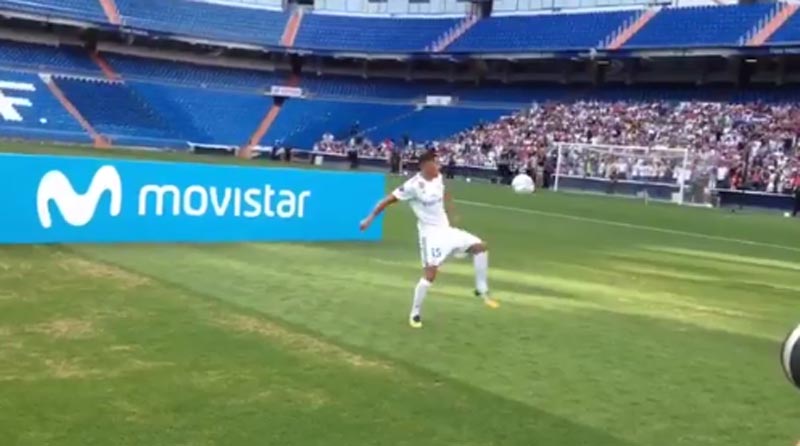 Nová posila Realu Madrid Theo Hernandez sa pred fanúšikmi príliš nepredviedol. Jeho žonglovanie s loptou baví internet! (VIDEO)