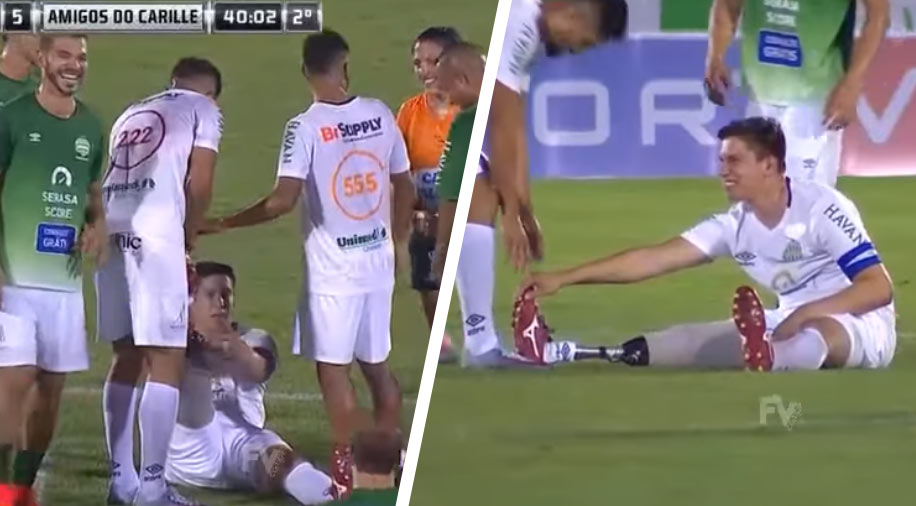 Futbalista Chapecoense, ktorý pri leteckom nešťastí prišiel o nohu predstieral zranenie na protéze počas charitatívneho zápasu! (VIDEO)