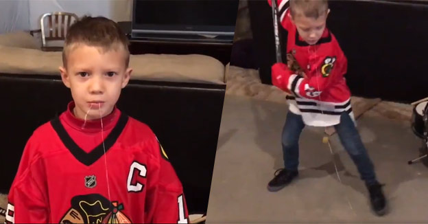 Ako si vytrhne zub hokejový fanúšik? Malý priaznivec Chicaga Blackhawks nám to predviedol! (VIDEO)