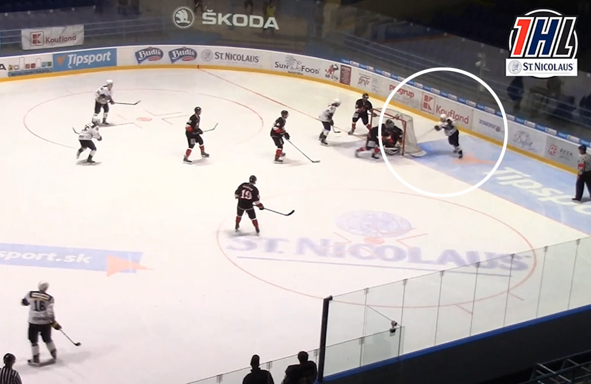Exkluzívny gól v našej 1. hokejovej lige: Hokejista HK Spisska Nova Ves a jeho parádička spoza bránky! (VIDEO)