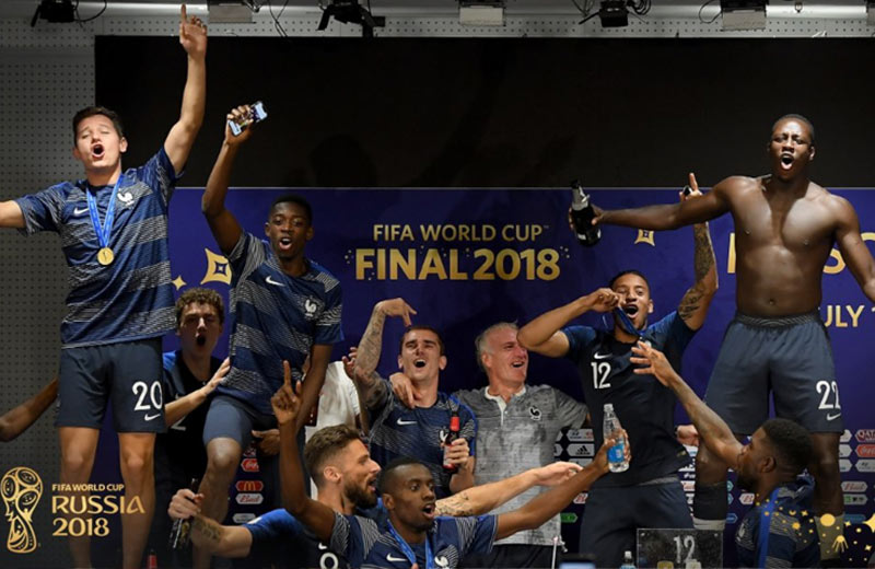 Ako francúzski futbalisti prerušili tlačovku trénera po triumfe na MS 2018! (VIDEO)