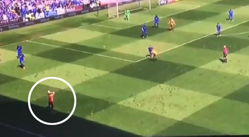 Takéto vhadzovanie tu ešte nebolo: Hráč Readingu si pomýlil čiaru s tieňom! (VIDEO)