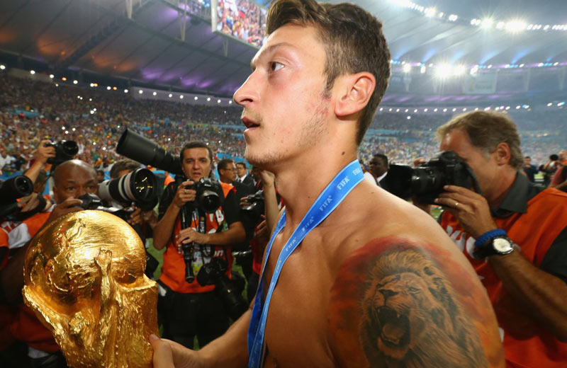 Nahnevaný Özil ukončil repre kariéru: Keď sa darí, som Nemec. Keď nie, tak som imigrant!