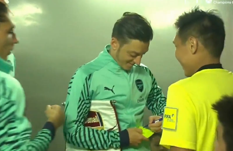 Rozhodca si pred zápasom Arsenalu s PSG nechal podpísať žltú kartu od Mesuta Ozila! (VIDEO)