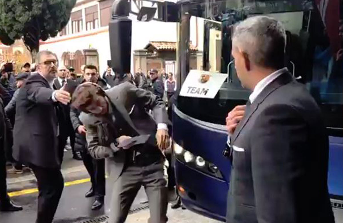 Gerard Piqué v Miláne narazil hlavou do zrkazdla na autobuse! (VIDEO)