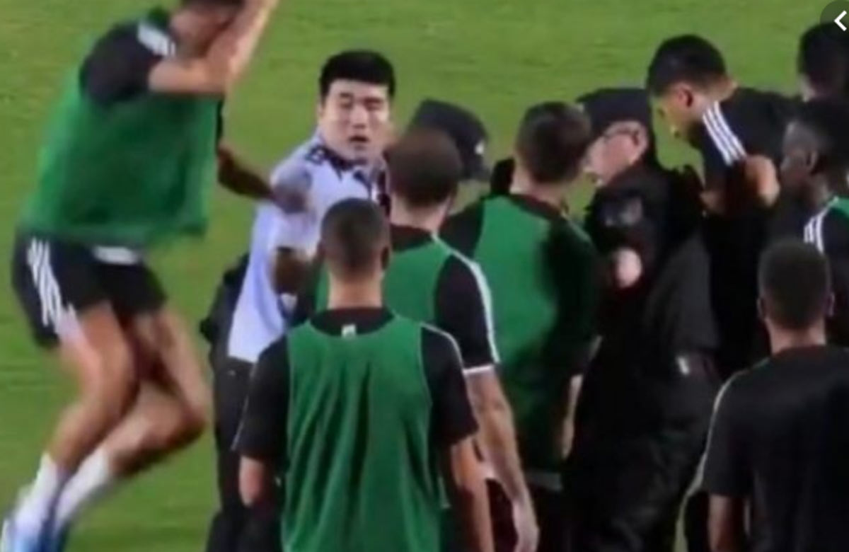 Čínsky fanúšik vbehol na tréning Juventusu. Ronaldo skočil do policajta! (VIDEO)