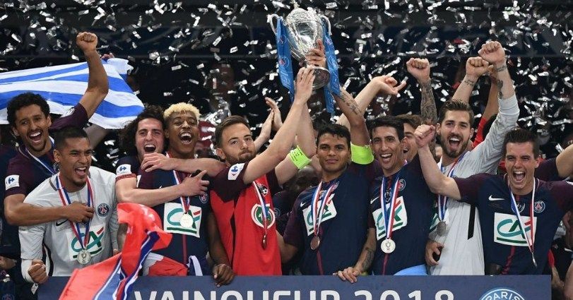 Parádne gesto Thiaga Silvu z PSG: Po triumfe v pohári zdvihol nad hlavu trofej s kapitánom treťoligového súpera! (VIDEO)
