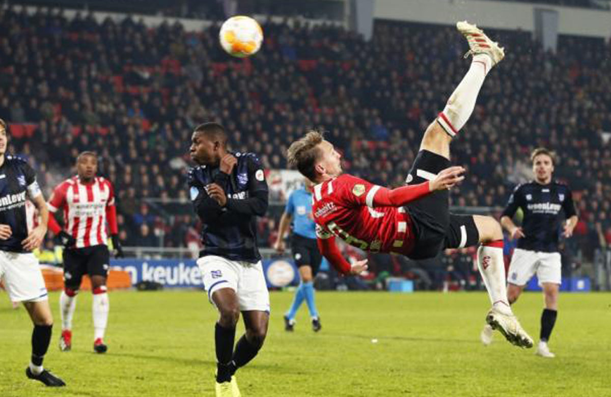Útočník PSV Eindhoven Luuk de Jong a jeho akrobatický zásah nožničkami! (VIDEO)