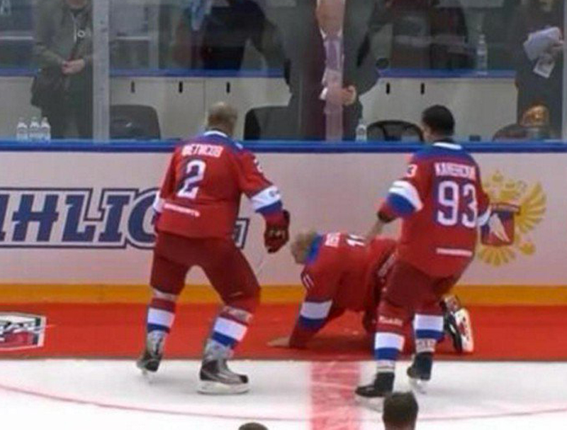 Vladimir Putin strelil v hokejovom zápase 8 gólov. Pri ďakovačke sa šmykol a spadol k ľadu! (VIDEO)
