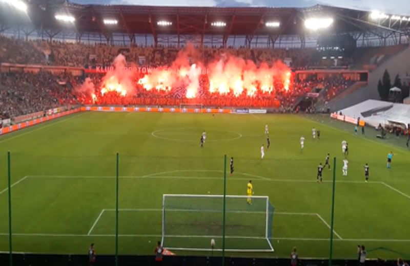 Parádna pyroshow fanúšikov Górniku Zabrze počas zápasu s Trenčínom (VIDEO)