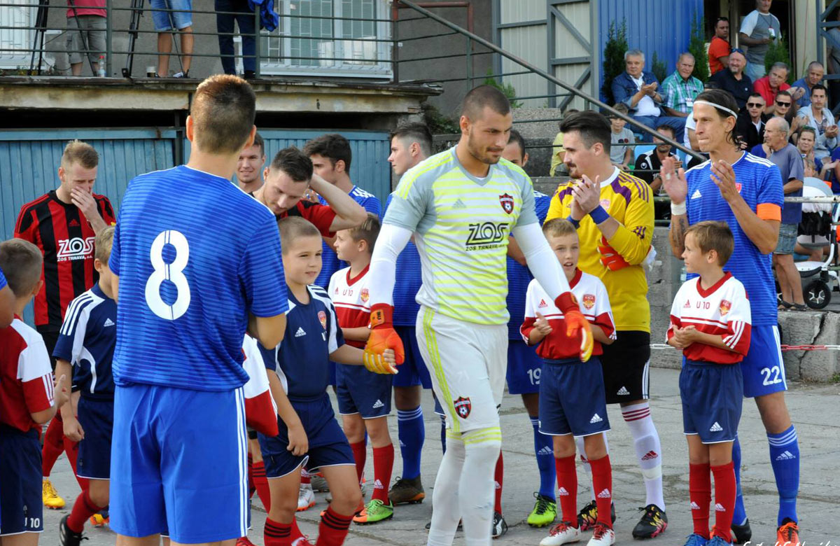 Krásne gesto futbalistov z Bratislavy: Pred zápasom pohára vytvorili Trnave víťaznú uličku! (VIDEO)