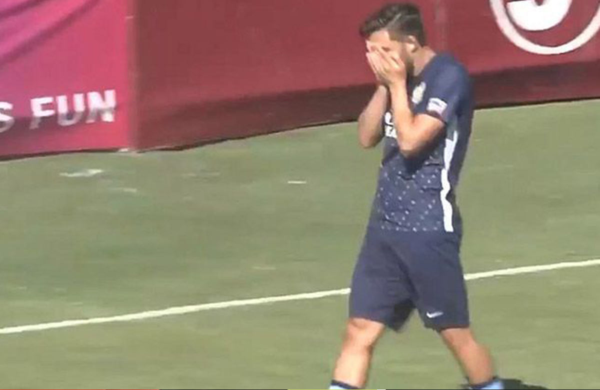 Futbalista nikomu nepovedal o smrti svojho otca. Strelil víťazný gól a rozplakal sa (VIDEO)