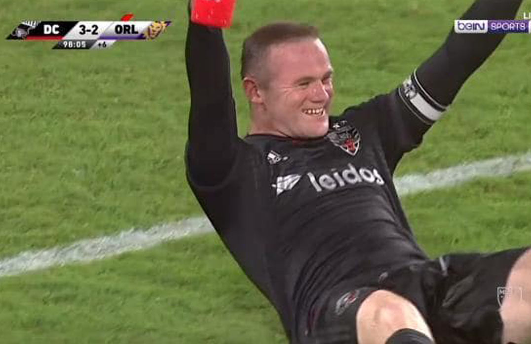 Neuveriteľný bojovník: O nočnej akcii Waynea Rooneyho v 96. minúte hovorí celý futbalový svet! (VIDEO)