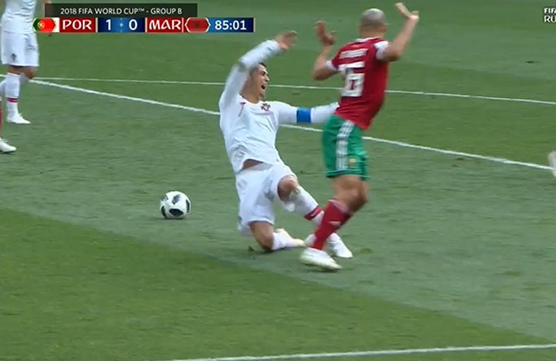 Toto už Ronaldo prehnal: Pozrite si jeho komické simulovanie v zápase s Marokom! (VIDEO)