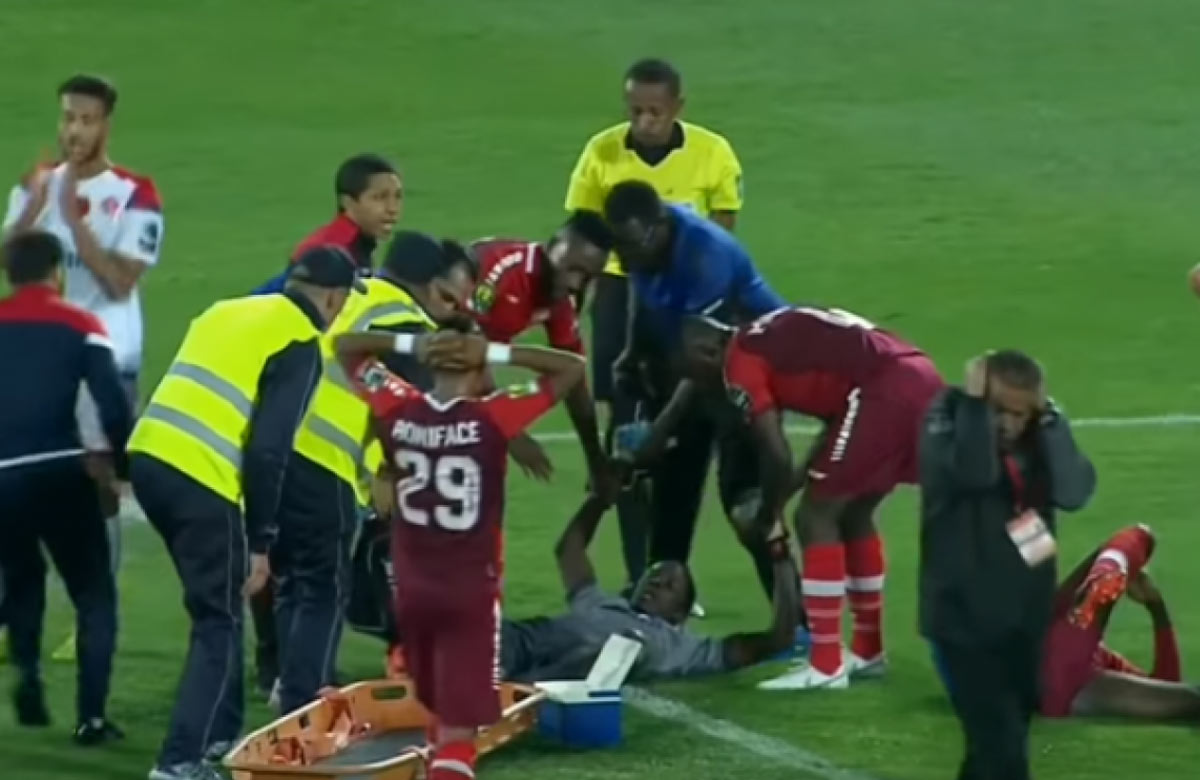 Spoluhráč nešťastne zlomil známemu brankárovi v Senegale obe nohy! (VIDEO)