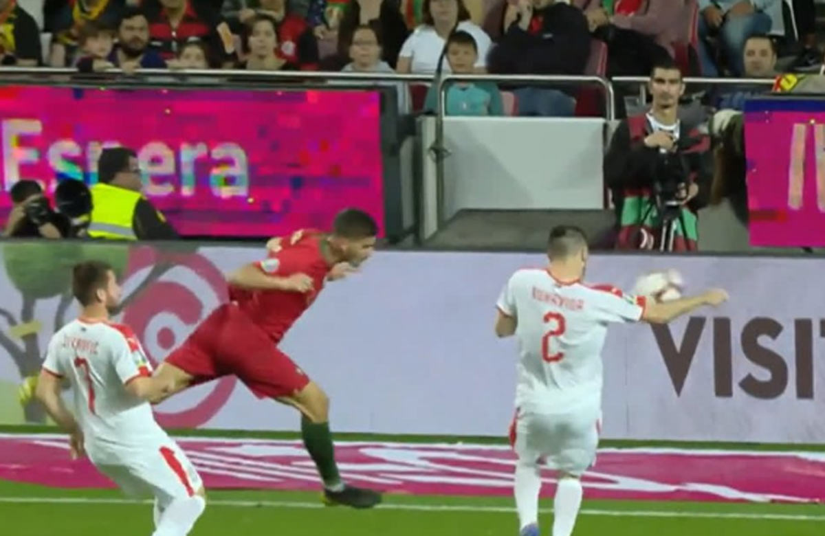 Neuveriteľné zlyhanie rozhodcu obralo Portugalsko o penaltu! (VIDEO)