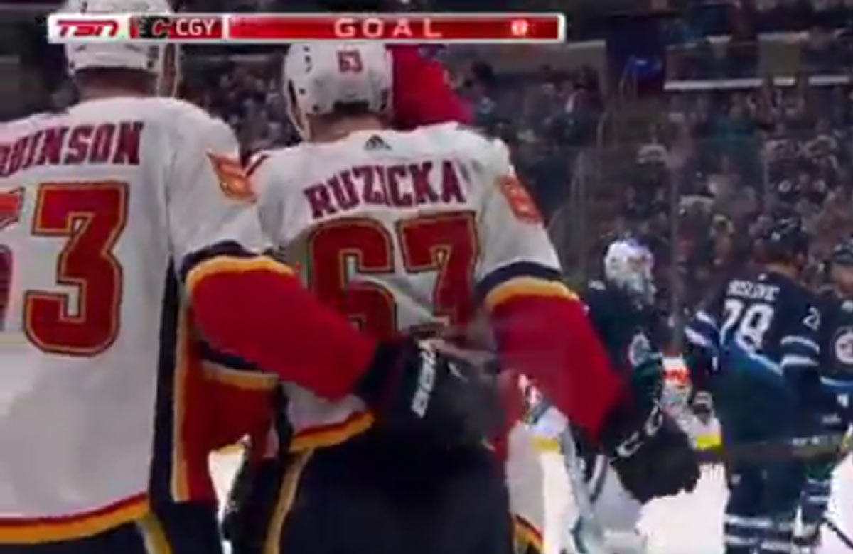 Adam Ružička s ďalším gólom v príprave Calgary Flames (VIDEO)
