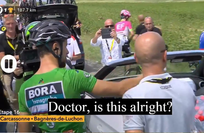 Peter Sagan dostal slzným plynom do očí. Pomáhal mu lekár Tour de France! (VIDEO)